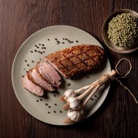 Plato con filete de cerdo especiado con cebollas blancas decorativas al lado