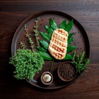 Pechuga de pollo a la parrilla en cama de laurel decoración de tomillo, pimienta negra y romero