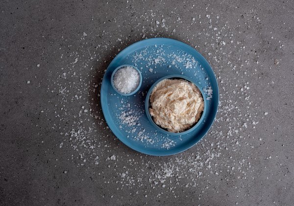 Gebratener Kabeljau, blaue Schüssel und kleinere Schüssel mit dekorativem Salz