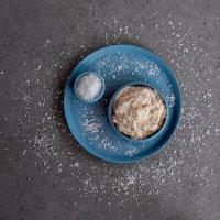 Bacalao mantecado, tazón azul y tazón más pequeño con sal decorativa