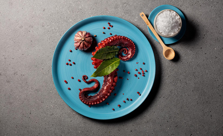 Tentacoli di polpo con decorazione ciotola di sale e cucchiaio di legno