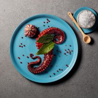 Tentáculos de pulpo con decoración tazón de sal y cuchara de madera
