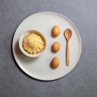 Patatas de tela con decoración de patatas enteras y cuchara de madera