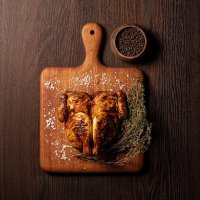 Gallo a la parrilla con decoración de romero