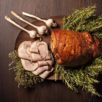 Cerdo con decoraciones de cebolla, tomillo y romero